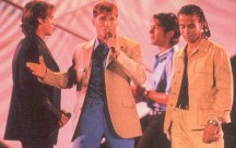 les worlds apart ki chante