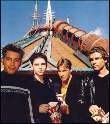 les wa devant space mountain
