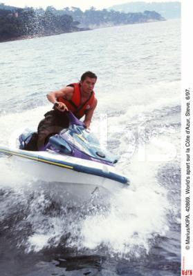 STEVE EN SCOOTER DES MERS