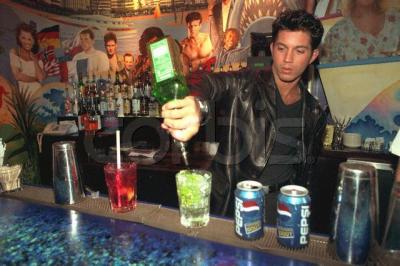 TJRS CAL  ENTRAIN DE PREPARER SON COKTAIL